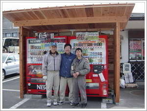 自動販売機を島根県産の間伐材で作ったおおいで囲う